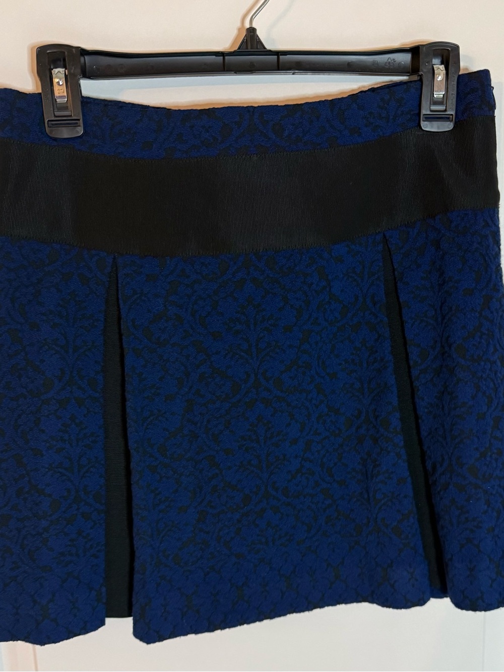 Love Moschino Women’s Blue and Black Textured Pleated Skirt Made in Italy Size 4